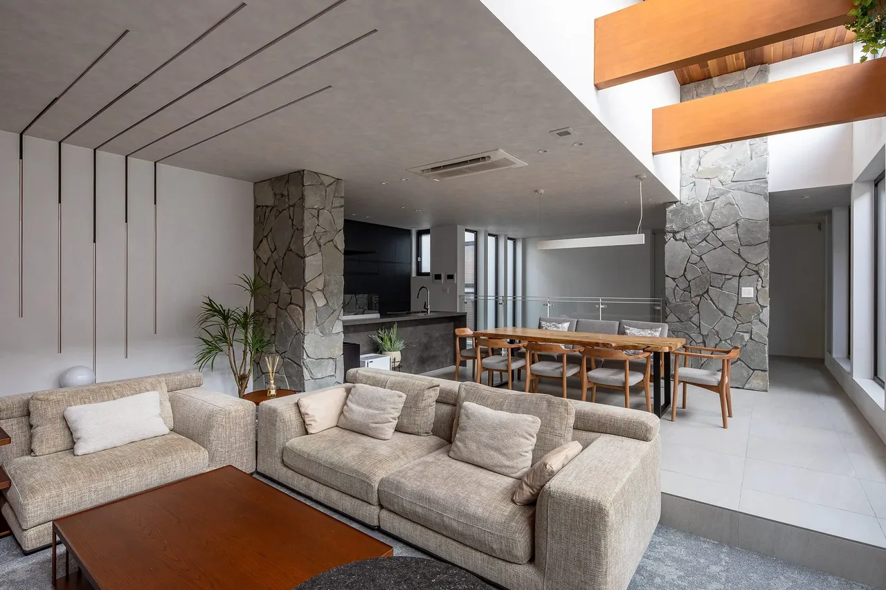 Fully equipped kitchen and spacious living-dining area