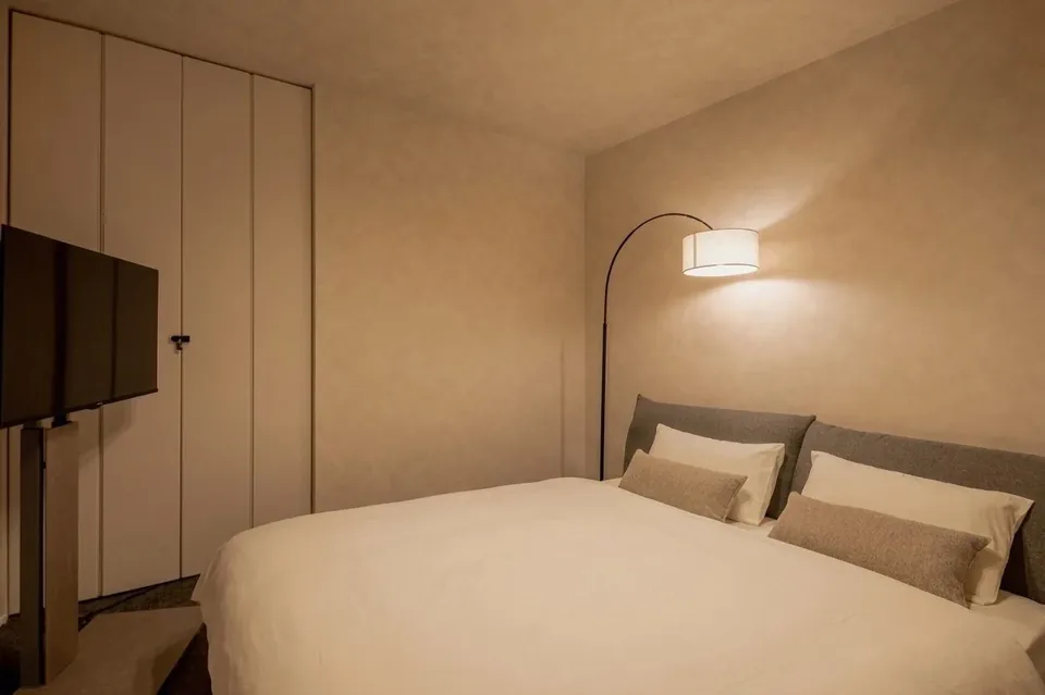 Bedroom 1F (Queen)